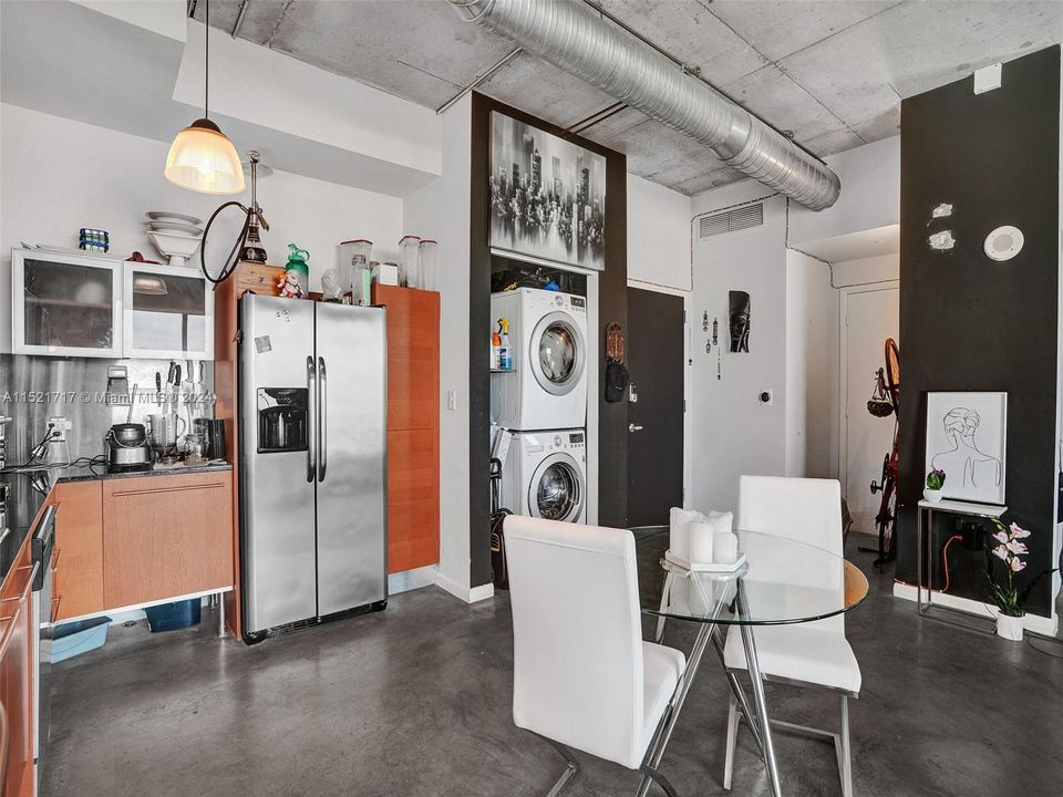 For Sale: $389,000 (1 beds, 1 baths, 696 Square Feet)