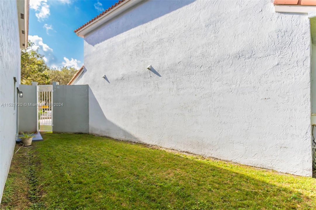 最近售出: $649,999 (4 贝兹, 2 浴室, 1819 平方英尺)