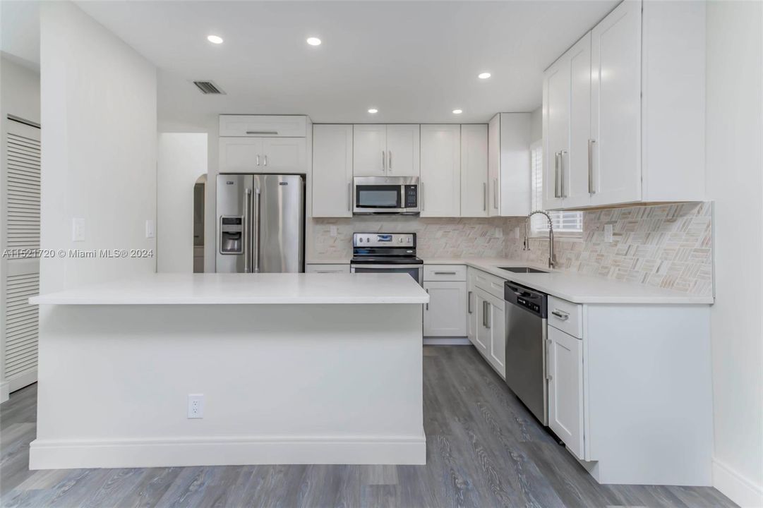 最近售出: $649,999 (4 贝兹, 2 浴室, 1819 平方英尺)