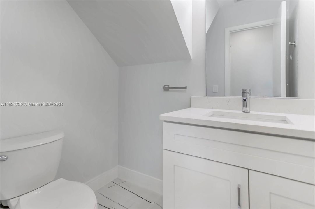 最近售出: $649,999 (4 贝兹, 2 浴室, 1819 平方英尺)