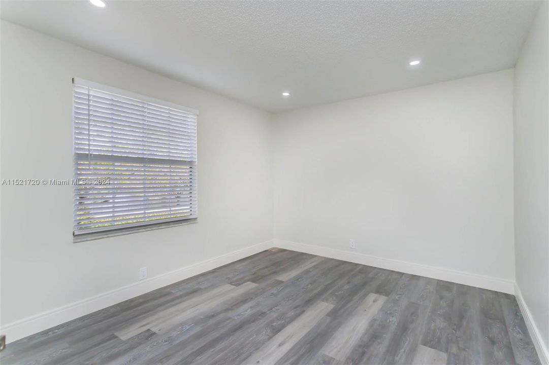 最近售出: $649,999 (4 贝兹, 2 浴室, 1819 平方英尺)