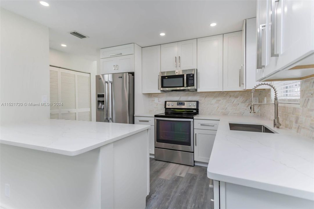 最近售出: $649,999 (4 贝兹, 2 浴室, 1819 平方英尺)