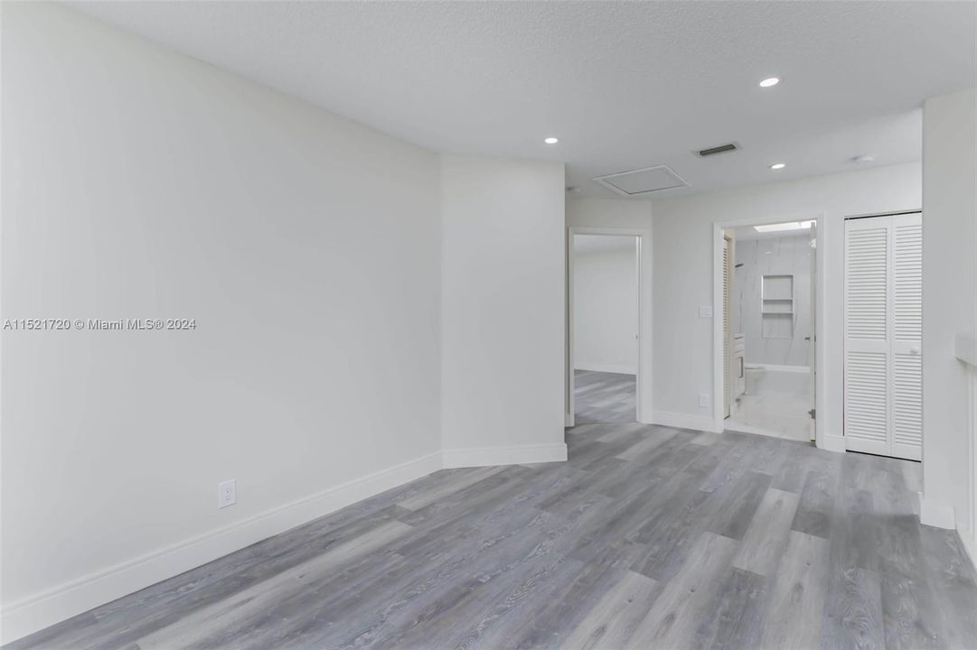 最近售出: $649,999 (4 贝兹, 2 浴室, 1819 平方英尺)