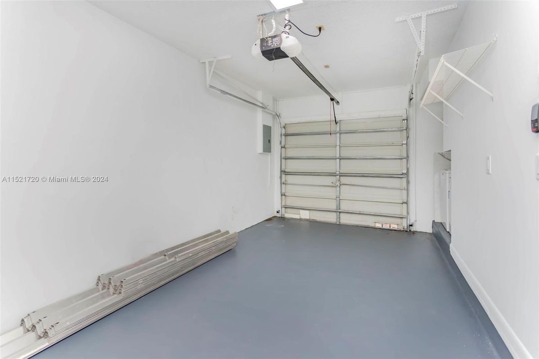 最近售出: $649,999 (4 贝兹, 2 浴室, 1819 平方英尺)