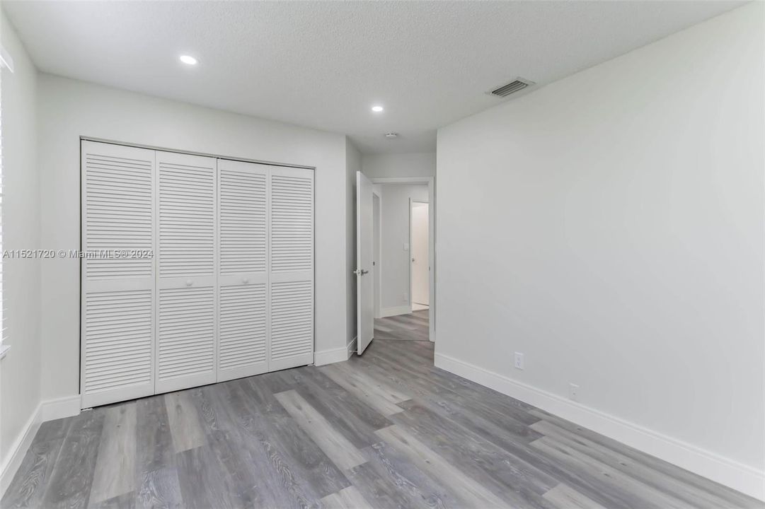 最近售出: $649,999 (4 贝兹, 2 浴室, 1819 平方英尺)