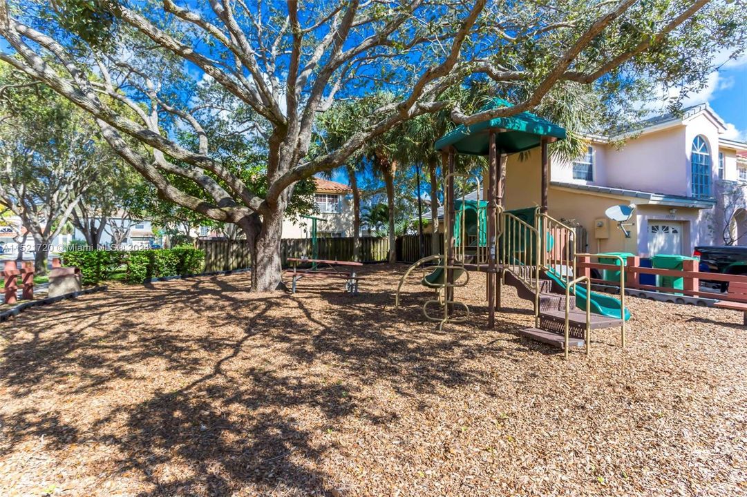 最近售出: $649,999 (4 贝兹, 2 浴室, 1819 平方英尺)