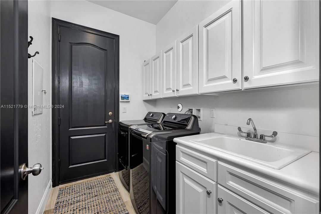 Recently Sold: $965,000 (4 beds, 3 baths, 2972 Square Feet)