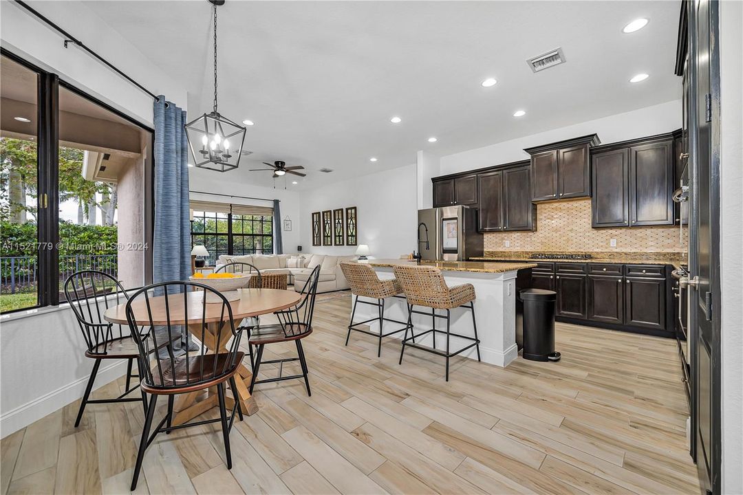 Recently Sold: $965,000 (4 beds, 3 baths, 2972 Square Feet)