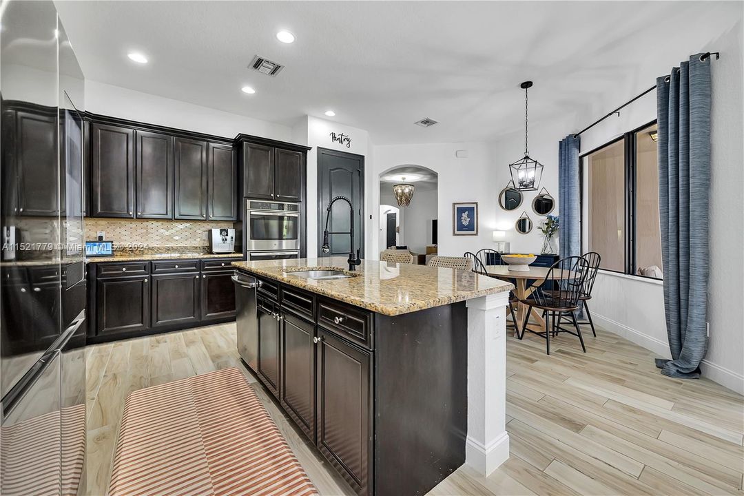 Recently Sold: $965,000 (4 beds, 3 baths, 2972 Square Feet)