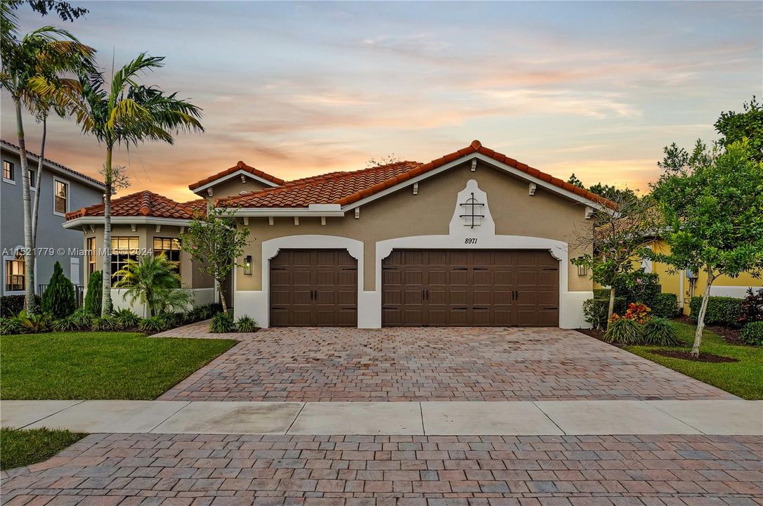 Recently Sold: $965,000 (4 beds, 3 baths, 2972 Square Feet)