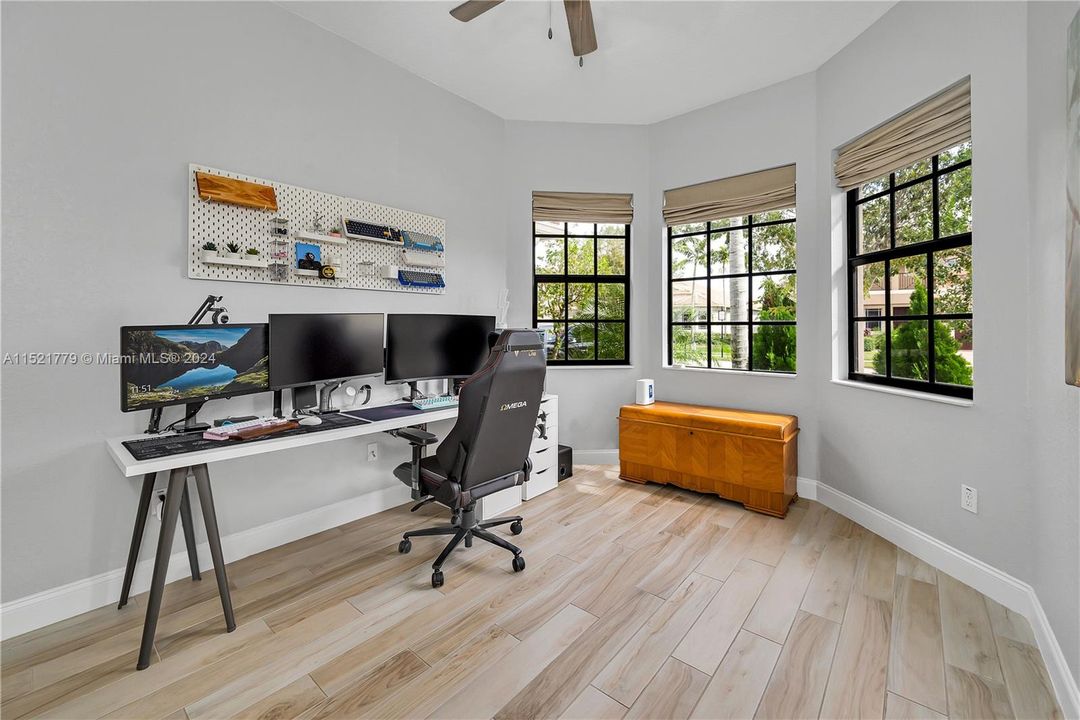 Recently Sold: $965,000 (4 beds, 3 baths, 2972 Square Feet)