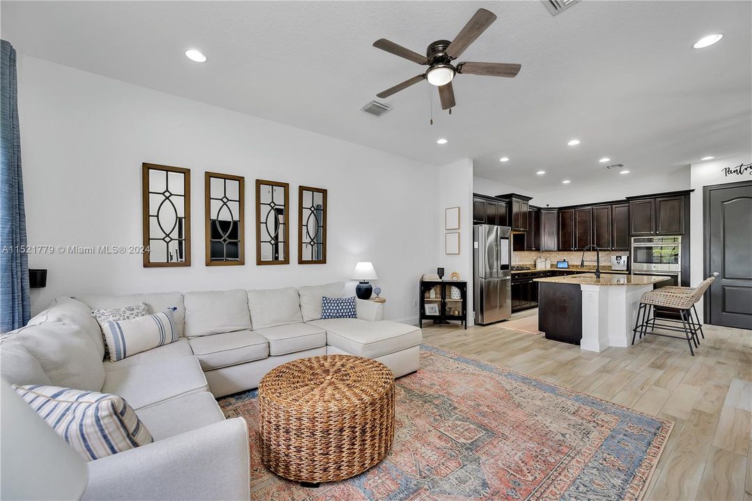 Recently Sold: $965,000 (4 beds, 3 baths, 2972 Square Feet)