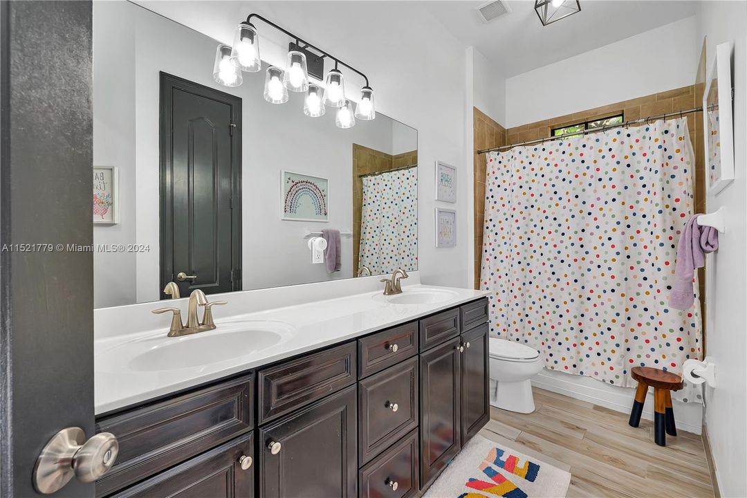 Recently Sold: $965,000 (4 beds, 3 baths, 2972 Square Feet)