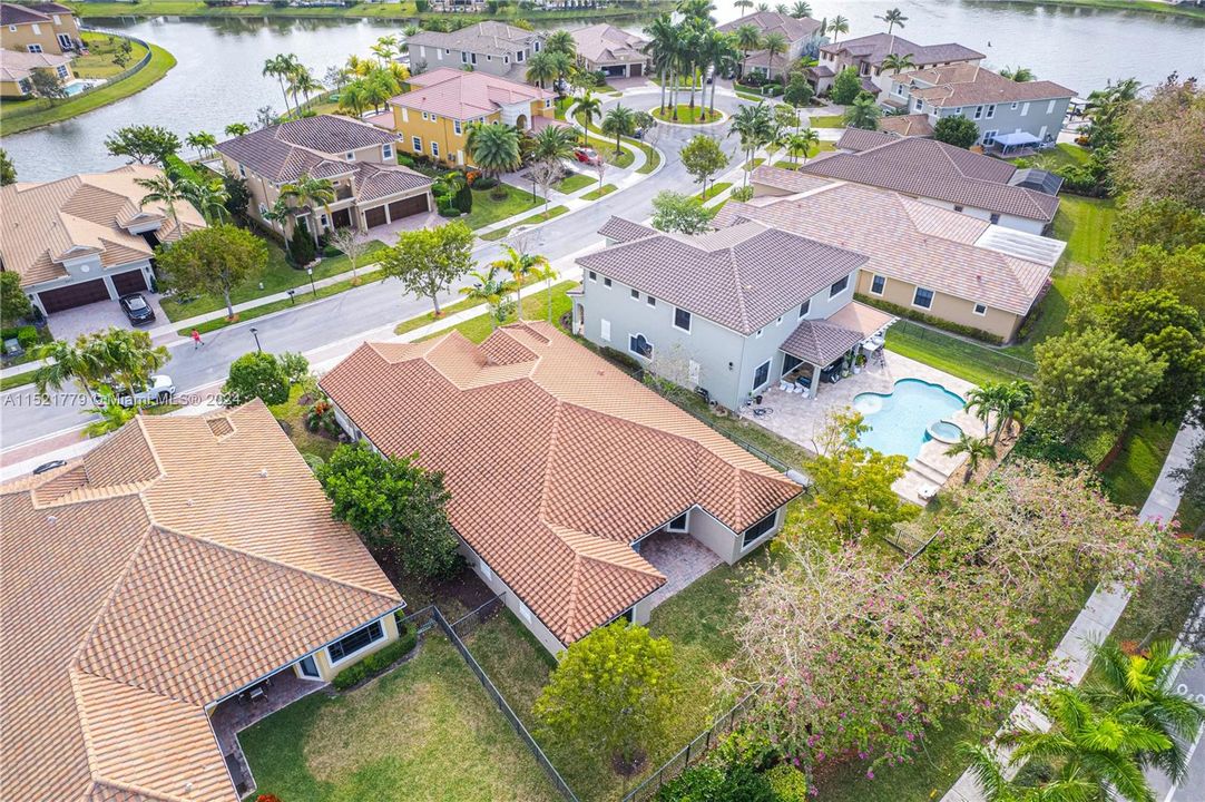 Recently Sold: $965,000 (4 beds, 3 baths, 2972 Square Feet)