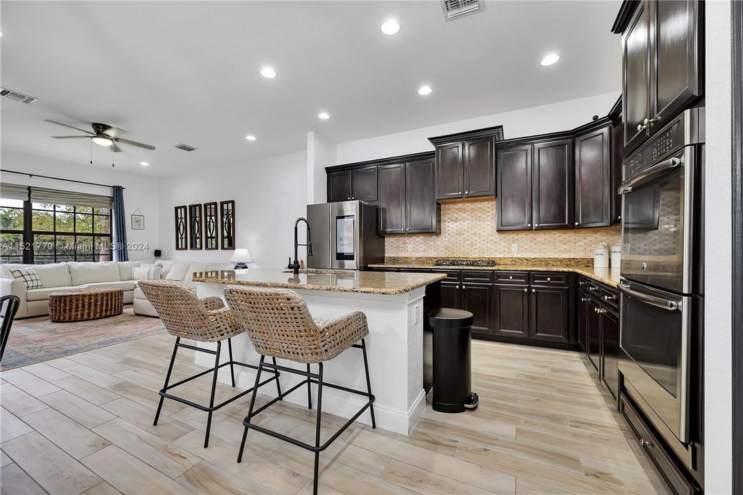 Recently Sold: $965,000 (4 beds, 3 baths, 2972 Square Feet)