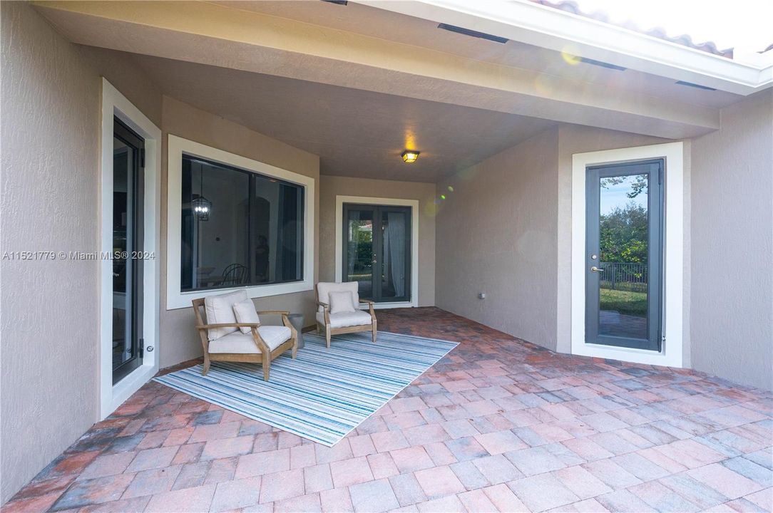 Recently Sold: $965,000 (4 beds, 3 baths, 2972 Square Feet)