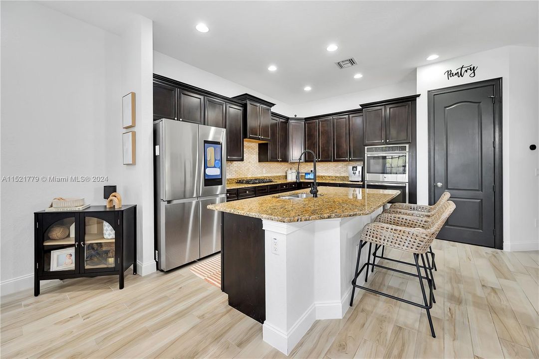 Recently Sold: $965,000 (4 beds, 3 baths, 2972 Square Feet)