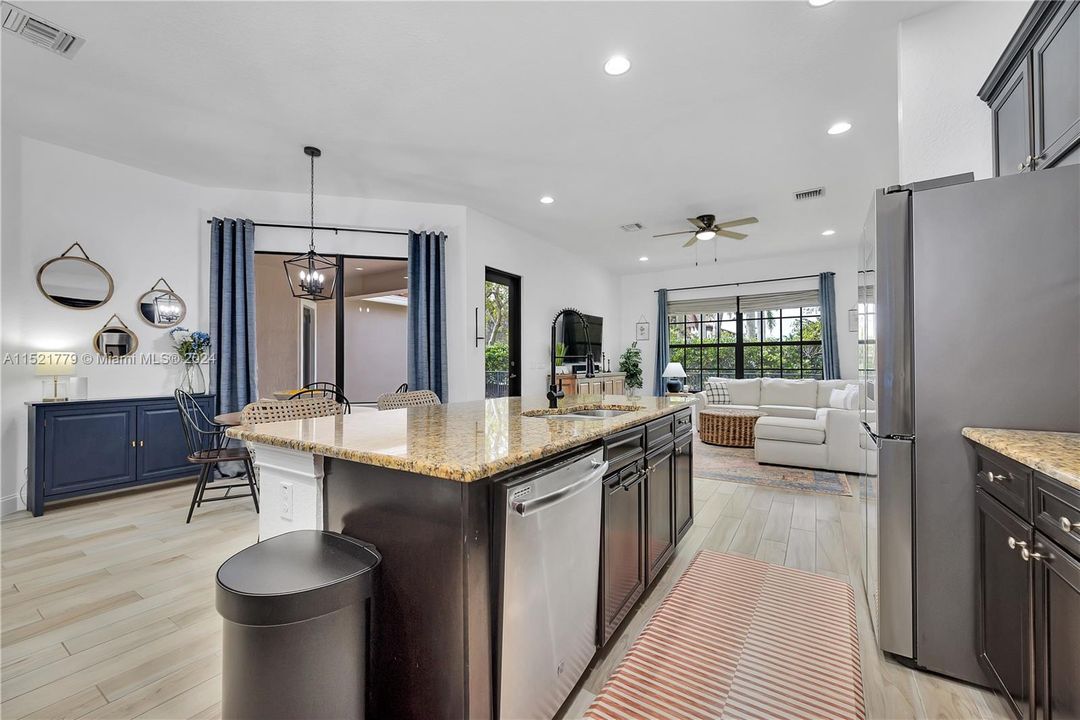 Recently Sold: $965,000 (4 beds, 3 baths, 2972 Square Feet)