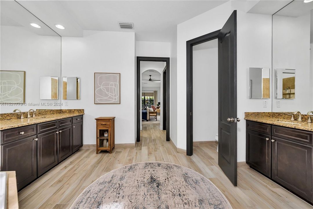 Recently Sold: $965,000 (4 beds, 3 baths, 2972 Square Feet)