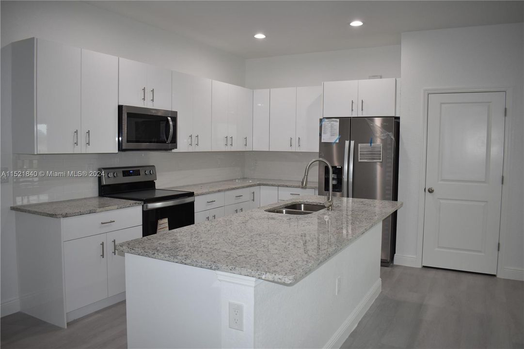 For Sale: $359,900 (3 beds, 2 baths, 1749 Square Feet)