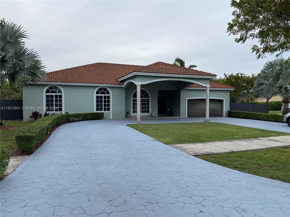 Recently Sold: $949,900 (4 beds, 3 baths, 2536 Square Feet)