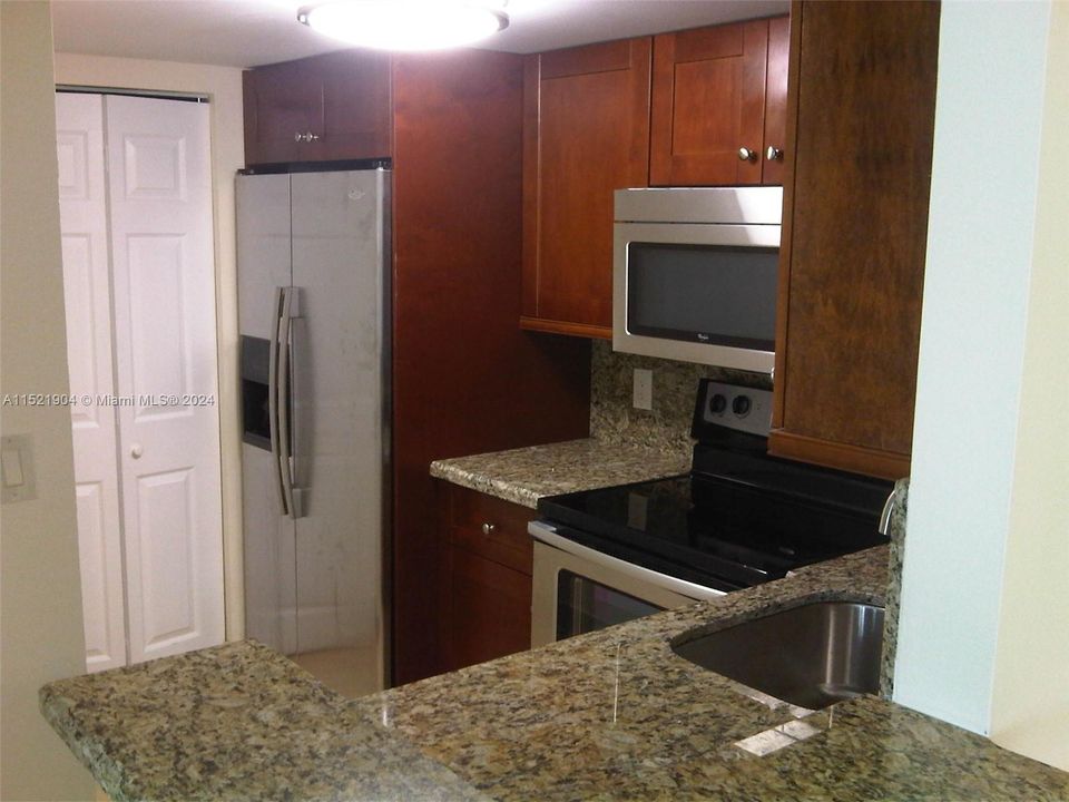 Recently Rented: $2,600 (1 beds, 1 baths, 708 Square Feet)