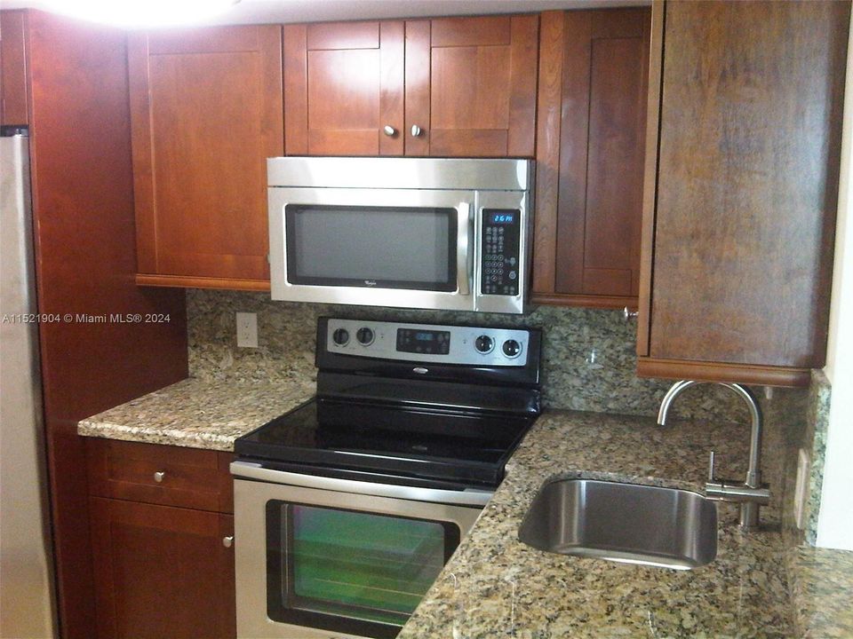 Recently Rented: $2,600 (1 beds, 1 baths, 708 Square Feet)