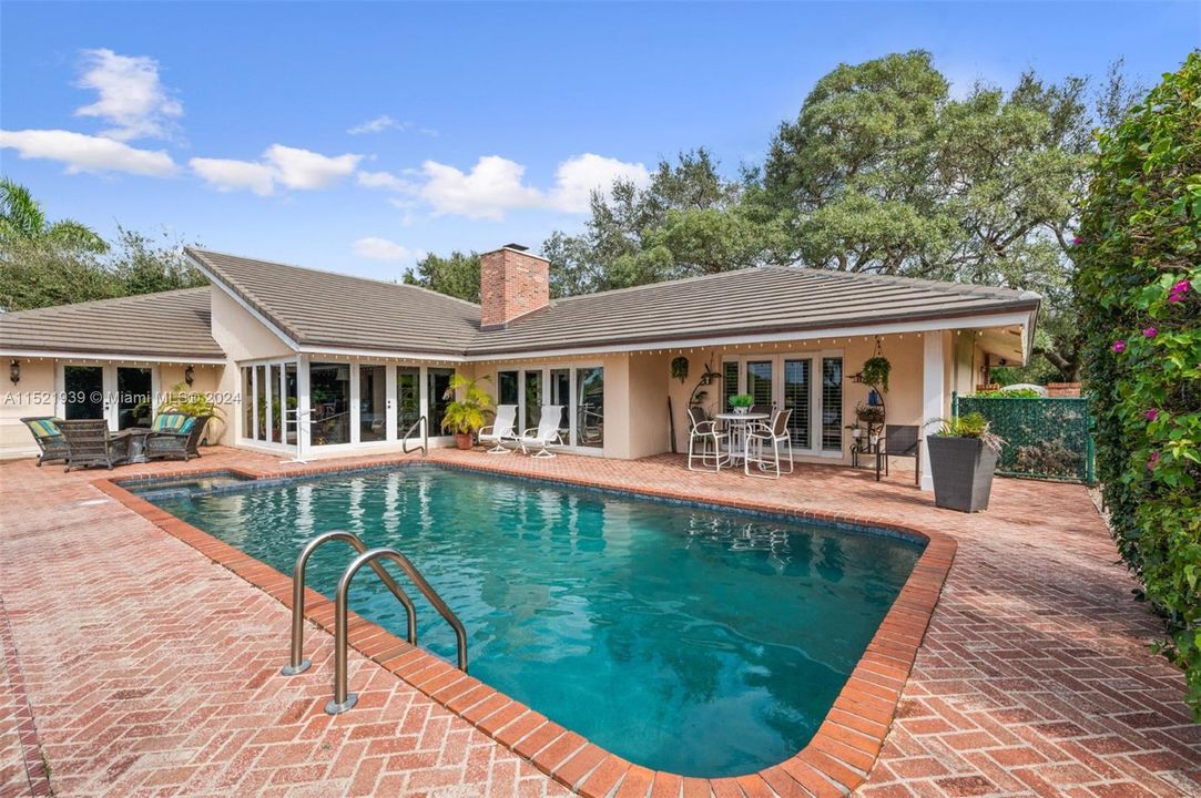 Recently Sold: $3,395,000 (4 beds, 3 baths, 3750 Square Feet)