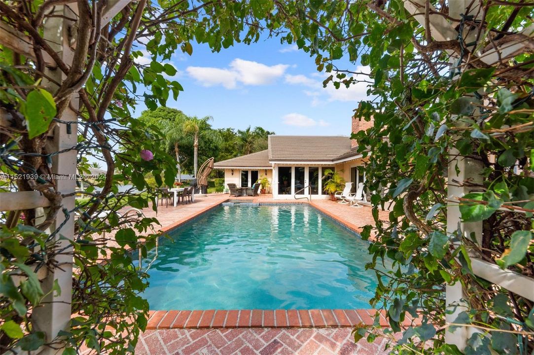 Recently Sold: $3,395,000 (4 beds, 3 baths, 3750 Square Feet)