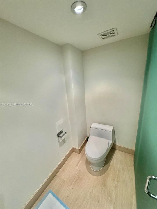 Recently Rented: $9,750 (3 beds, 2 baths, 1930 Square Feet)