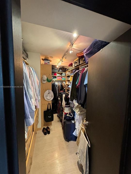 Recently Rented: $9,750 (3 beds, 2 baths, 1930 Square Feet)