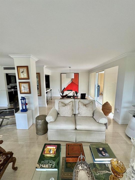 Recently Rented: $9,750 (3 beds, 2 baths, 1930 Square Feet)