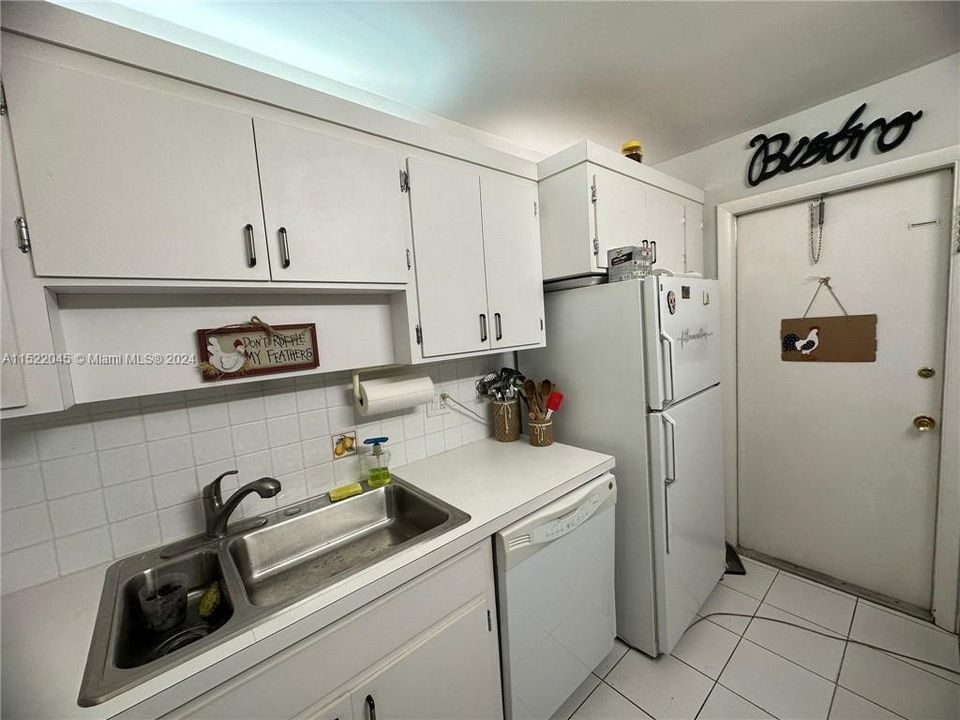 For Sale: $125,990 (1 beds, 1 baths, 770 Square Feet)
