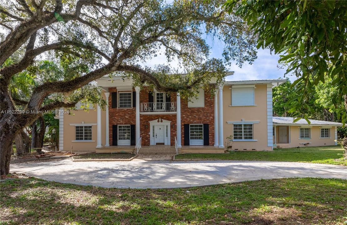 Recently Sold: $5,500,000 (3 beds, 3 baths, 5945 Square Feet)