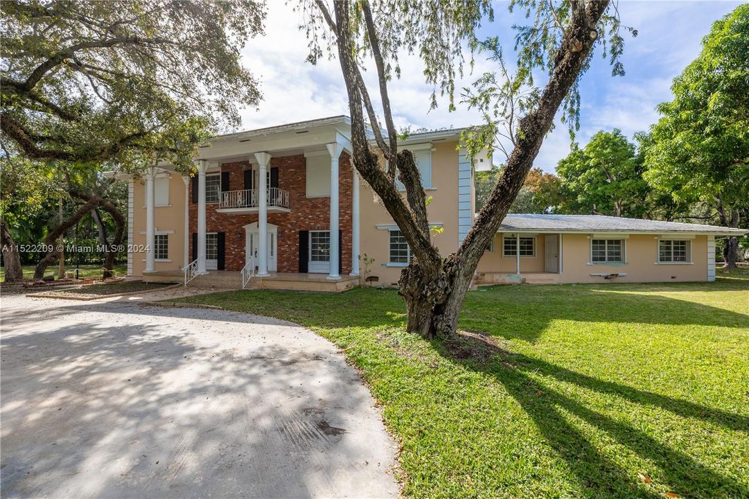 Recently Sold: $5,500,000 (3 beds, 3 baths, 5945 Square Feet)