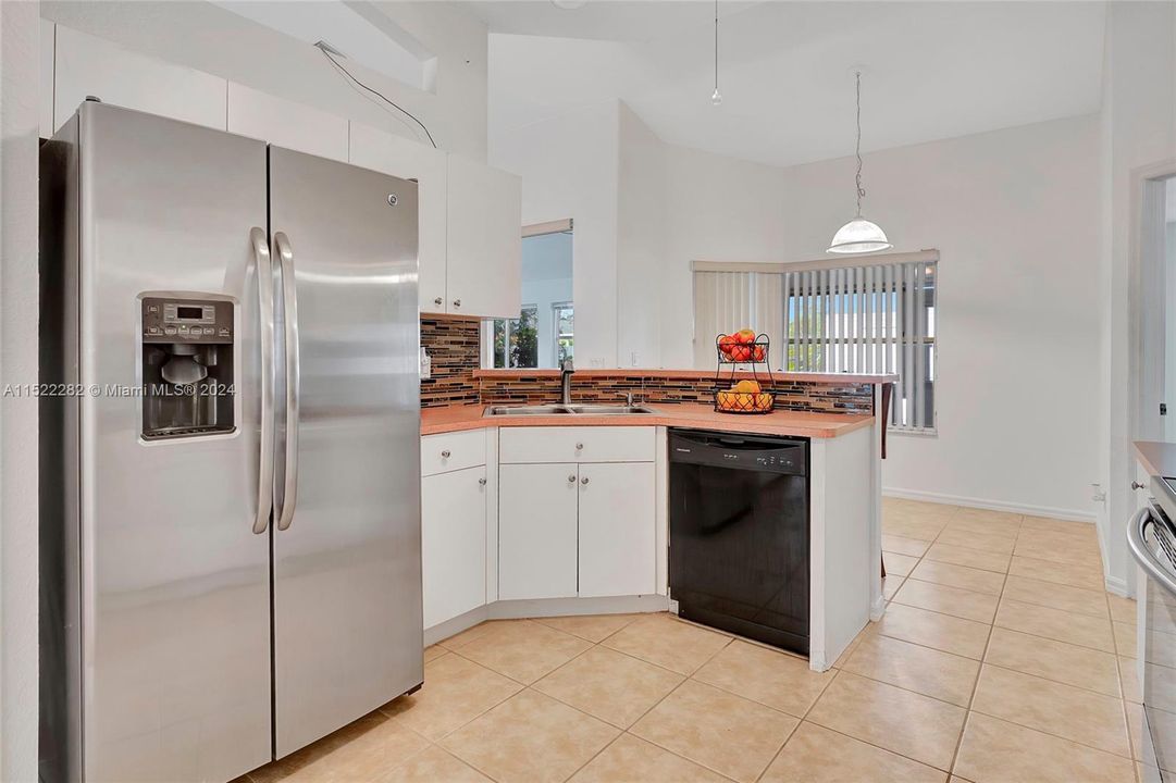 Active With Contract: $359,000 (3 beds, 2 baths, 1565 Square Feet)