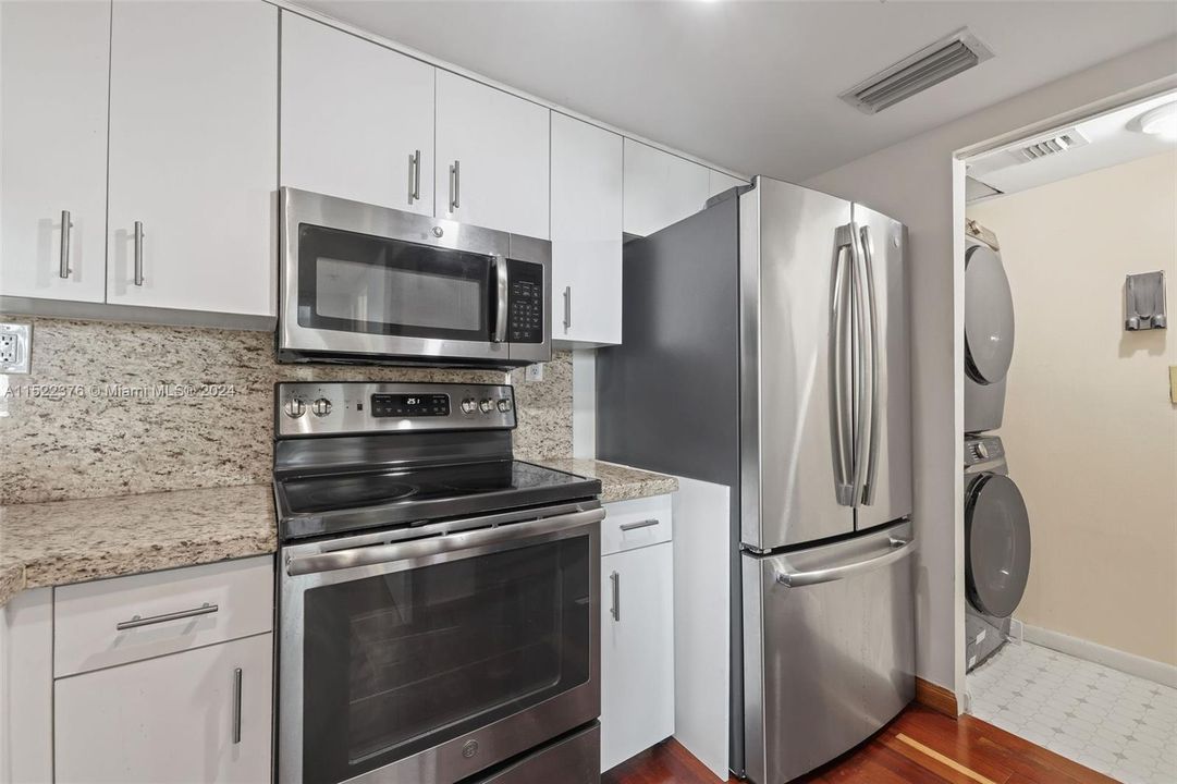 For Sale: $516,000 (1 beds, 1 baths, 735 Square Feet)