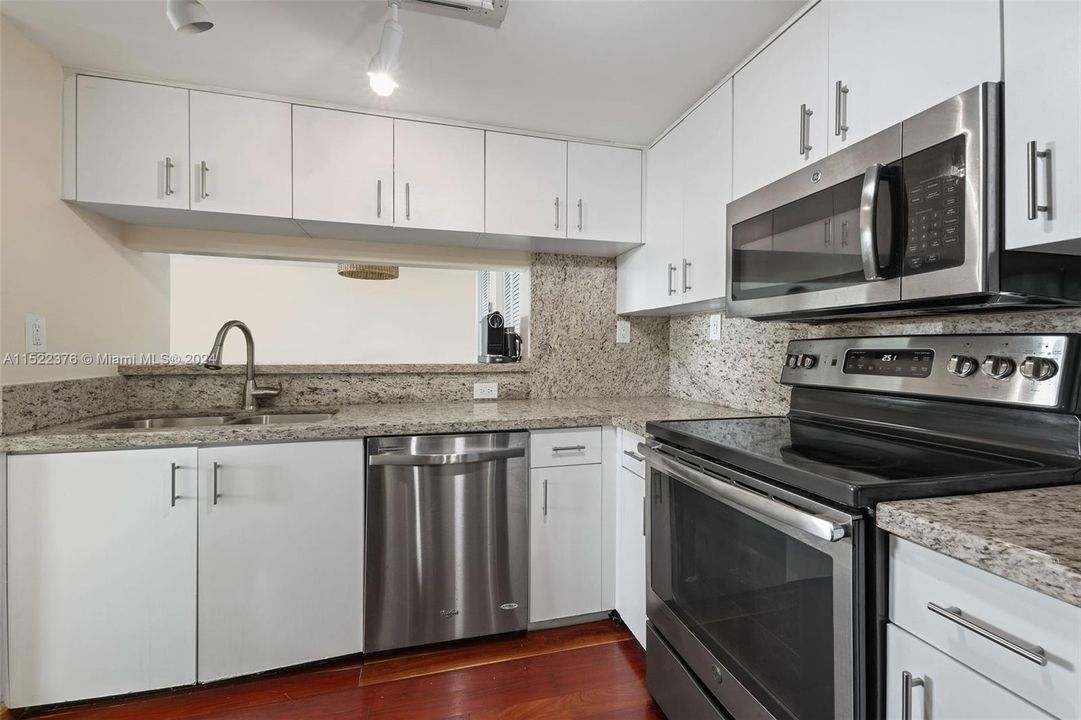 For Sale: $516,000 (1 beds, 1 baths, 735 Square Feet)