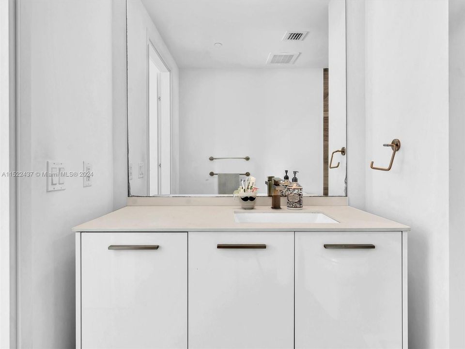 Недавно арендовано: $5,400 (2 спален, 2 ванн, 969 Квадратных фут)