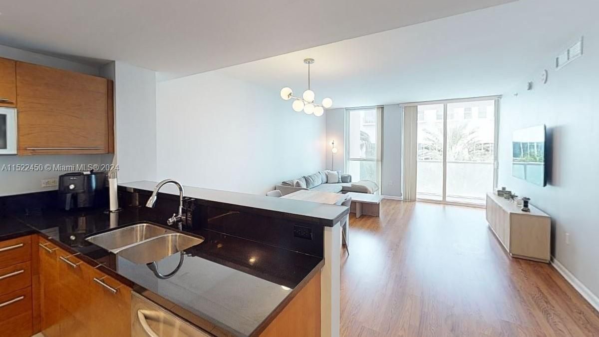 For Sale: $420,000 (1 beds, 1 baths, 806 Square Feet)