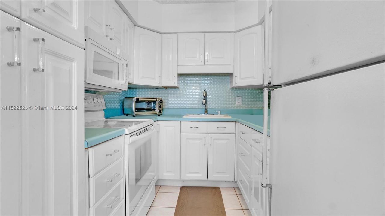 For Sale: $158,000 (2 beds, 1 baths, 848 Square Feet)