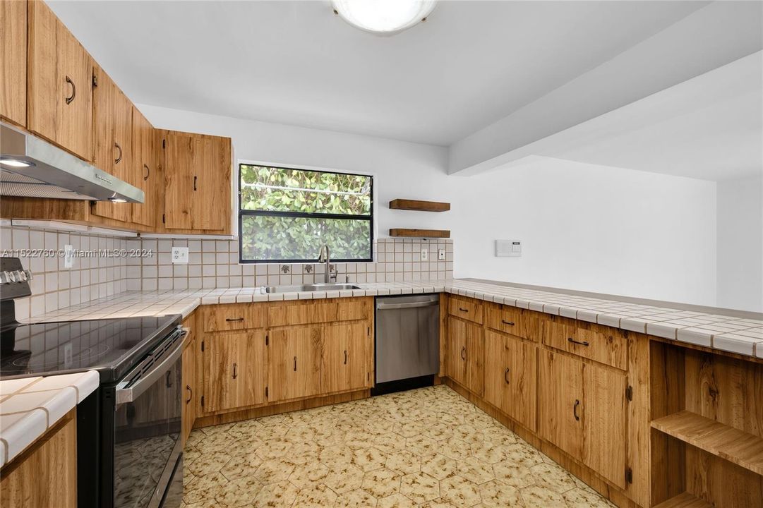 Recently Rented: $5,995 (3 beds, 3 baths, 2071 Square Feet)