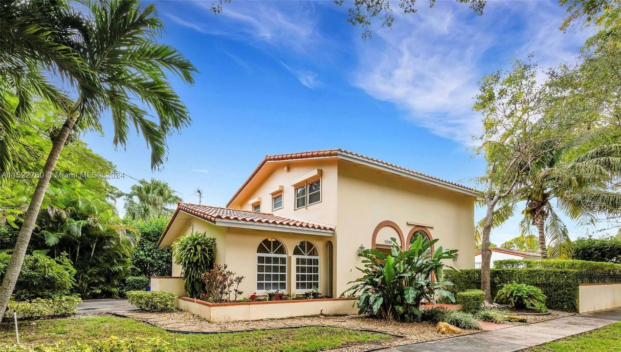 Recently Rented: $5,995 (3 beds, 3 baths, 2071 Square Feet)