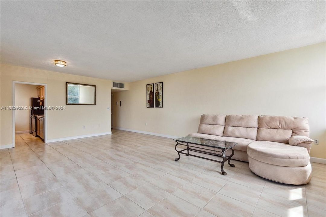 For Sale: $225,000 (1 beds, 1 baths, 955 Square Feet)