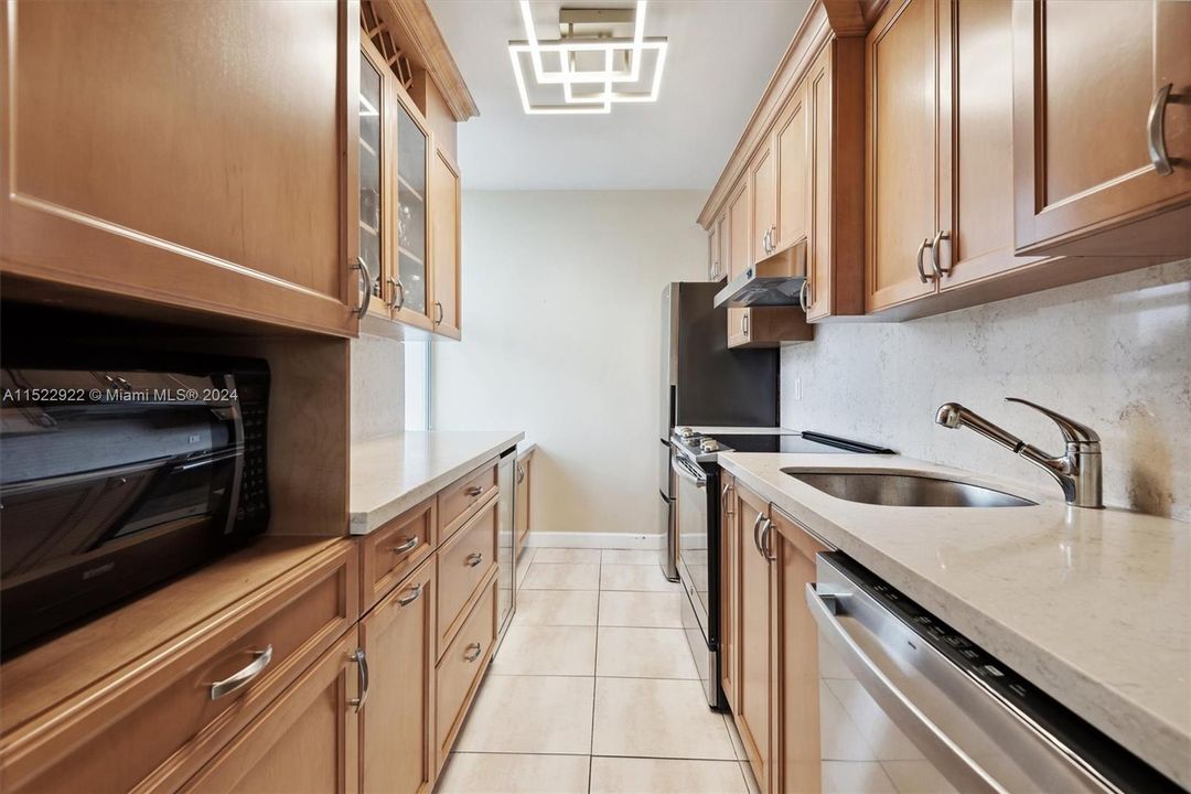 For Sale: $225,000 (1 beds, 1 baths, 955 Square Feet)