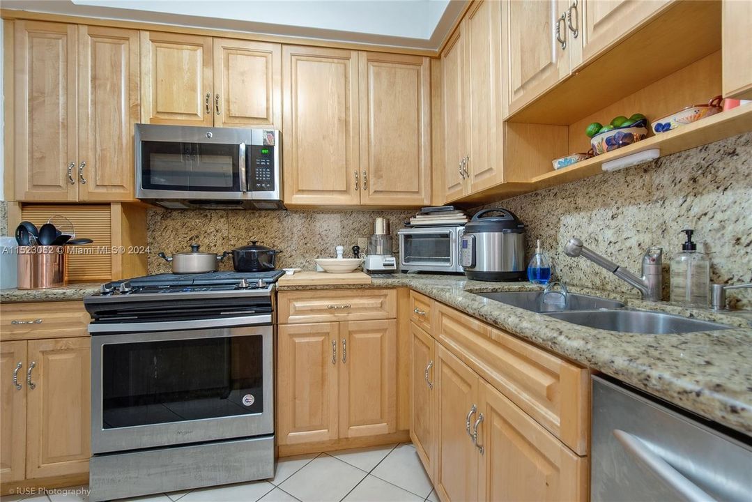 For Sale: $320,000 (1 beds, 1 baths, 760 Square Feet)