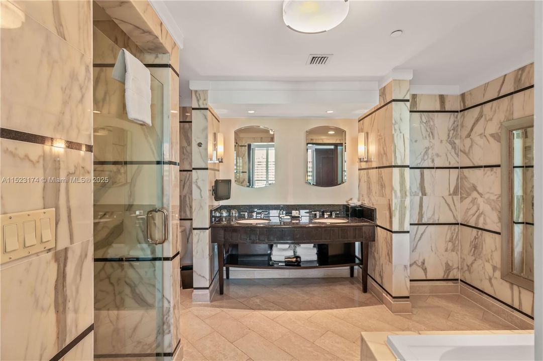 For Sale: $1,749,000 (1 beds, 1 baths, 958 Square Feet)