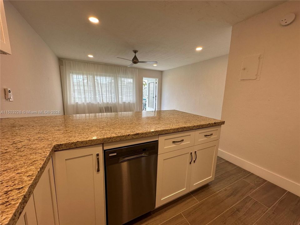 For Sale: $159,300 (1 beds, 1 baths, 600 Square Feet)