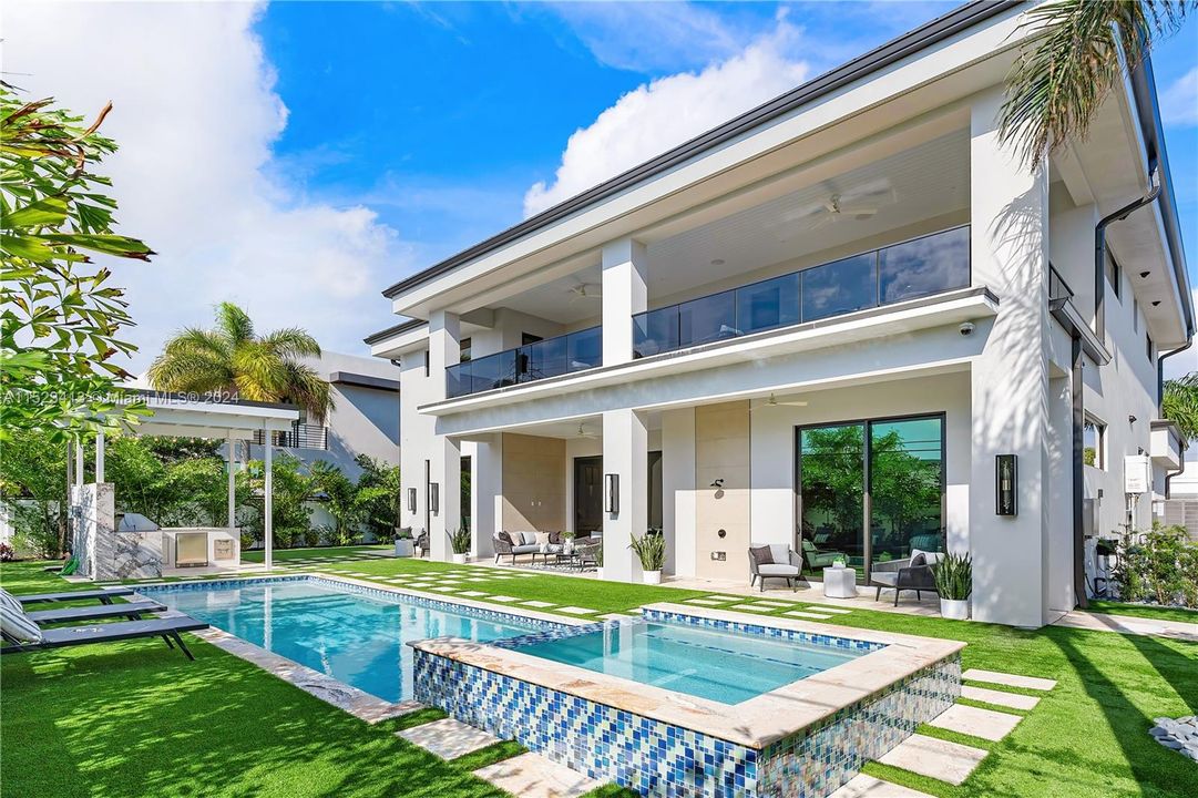 Vendido Recientemente: $5,925,000 (5 camas, 6 baños, 4900 Pies cuadrados)