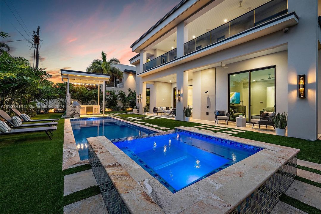 Vendido Recientemente: $5,925,000 (5 camas, 6 baños, 4900 Pies cuadrados)